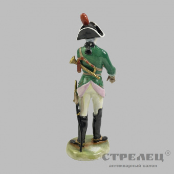 фото — фарфоровый солдатик «офицер с трубой 1750 год». германия